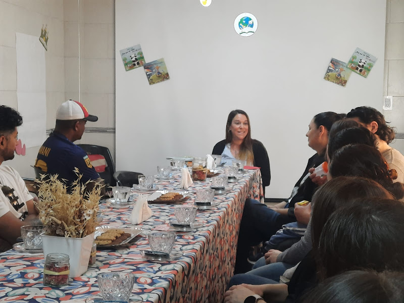 Encuentro literario con familias alrededor de una mesa