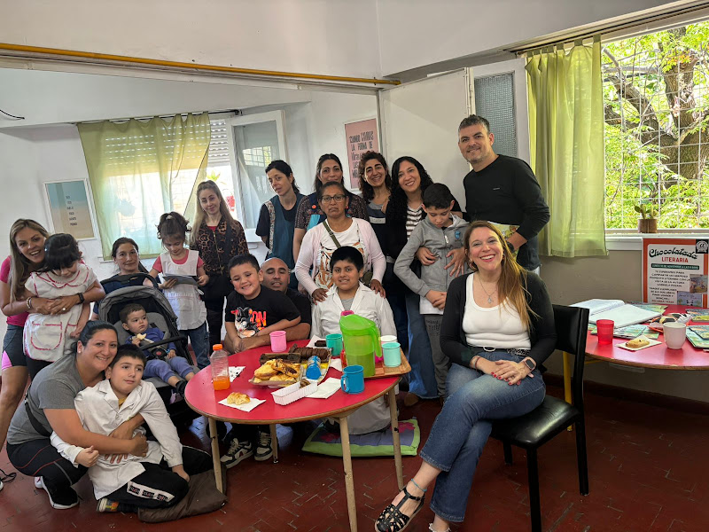 Gabriela Pasam en una actividad escolar con niños